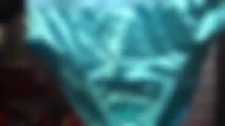 Panty tease: bragas de satén de espalda completa de color azul agua brillante sobre medias de liga con costura color marfil.