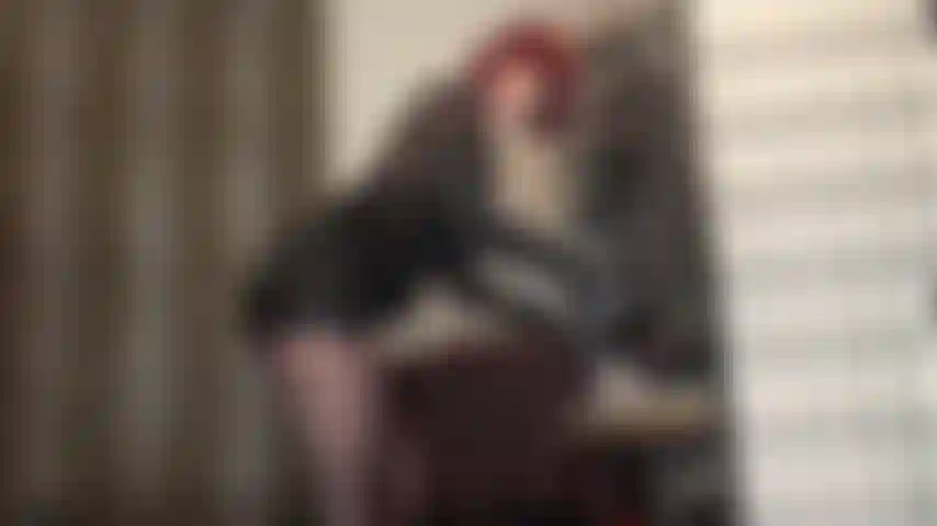 Fetiche de cuero y provocación con guantes, a veces rudo, a veces suave... Así es como la amante vivian te ordeña la polla hasta secarla mientras te provoca con tu tela favorita... Cuero.