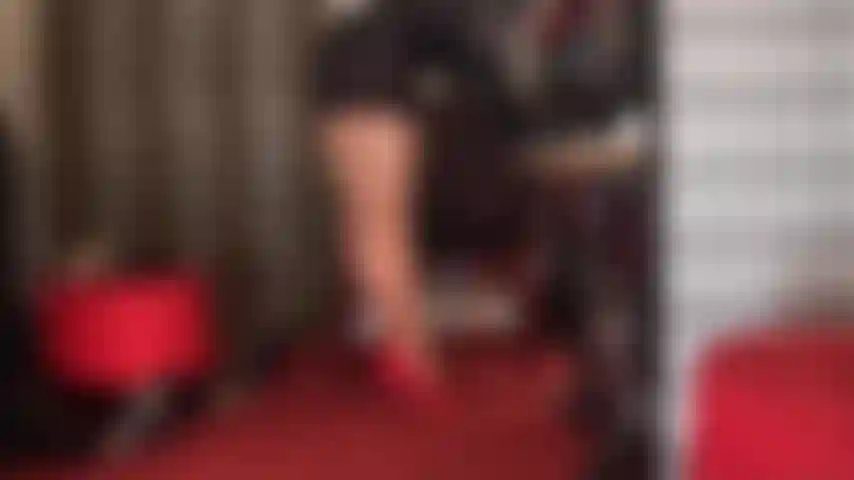 Con medias color canela superbrillantes y tacones rojos. Tu debilidad por las curvas de la señora vivian es innegable. Verla excitarse con sus hermosas piernas largas y esculpidas te excitará.