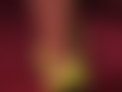 Ama prueba diferentes tacones peeptoe en primer plano de pies en medias de goma transparentes.