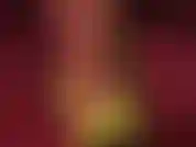 Ama prueba diferentes tacones peeptoe en primer plano de pies en medias de goma transparentes.