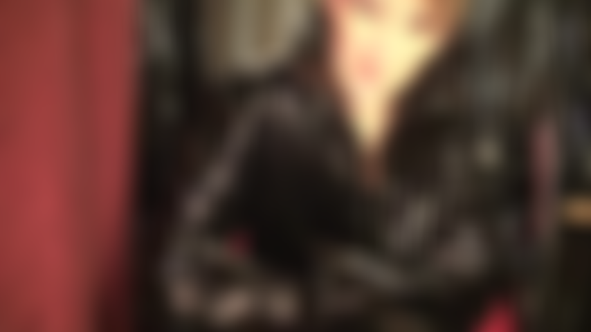 Un sueño fetichista del pvc brillante hecho realidad: admire a la amante vivian con un maravilloso atuendo de vinilo negro brillante con botas altas hasta la rodilla y un abrigo largo.