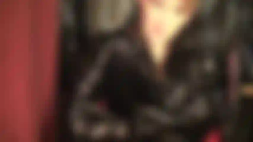 Un sueño fetichista del pvc brillante hecho realidad: admire a la amante vivian con un maravilloso atuendo de vinilo negro brillante con botas altas hasta la rodilla y un abrigo largo.