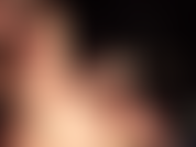 Paraíso del fetiche de pies: culo y pies. Mi ama se rasga sus medias transparentes color canela para excitarte con los pies descalzos, luego las piernas, escupiendo en sus pies. Lémelo, esclava, saborea mis dedos sudorosos y sucios!