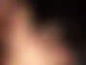 Paraíso del fetiche de pies: culo y pies. Mi ama se rasga sus medias transparentes color canela para excitarte con los pies descalzos, luego las piernas, escupiendo en sus pies. Lémelo, esclava, saborea mis dedos sudorosos y sucios!