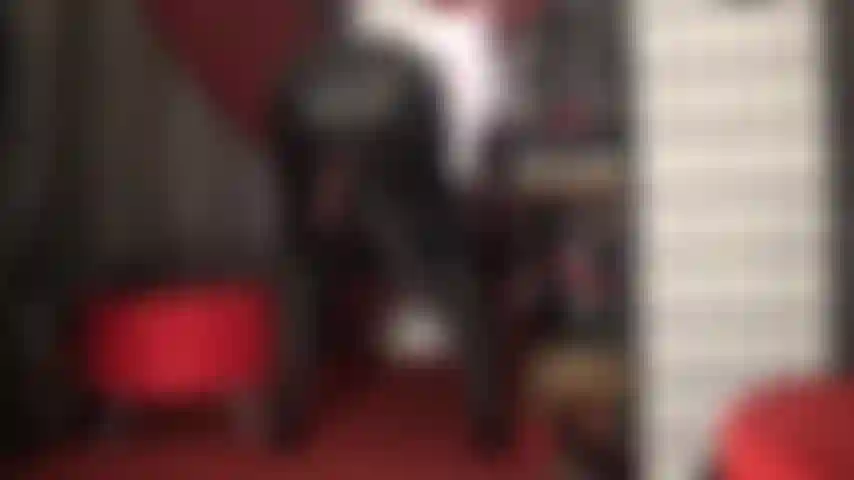 Ella te provoca con su enorme polla negra colgando de su falda de cuero.