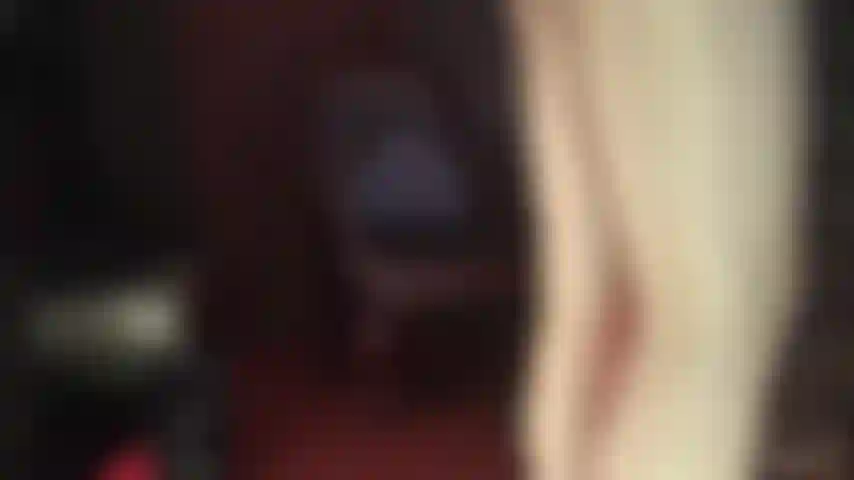 Capas de pantimedias brillantes y un strap-on grueso cubierto de medias; las capas de nailon brillante por sí solas te marean. Pero mi ama tiene algo más en mente para su zorra de nailon...