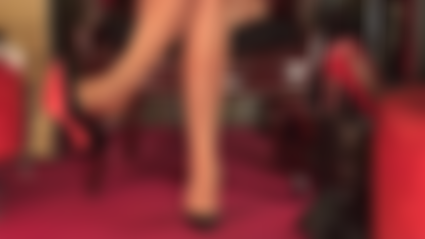 Adoración de tacones altos, medias súper brillantes, pies y provocación con la polla.