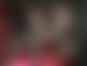 Traje de satén sedoso, piernas y pies en pantimedias.