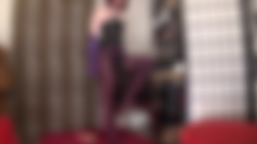 Fetichismo por los strap-ons gigantes y los pies: te vuelves loca por los pies en medias y una polla negra enorme. Ama usa su enorme strap-on negro y provoca con su pie en nailon. Pajea tu verga y córrete sobre mis pies.