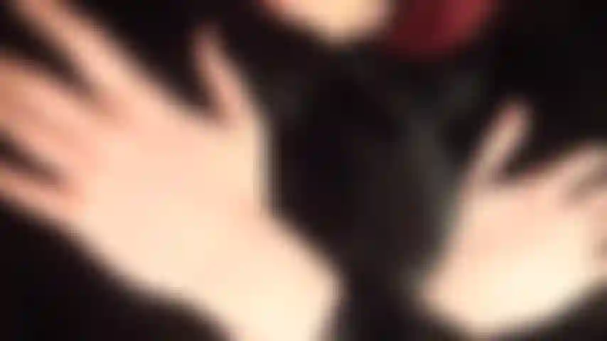 Adoración al cuerpo con un hermoso abrigo de piel suave negro sobre un traje de pvc y medias de rejilla rojas.