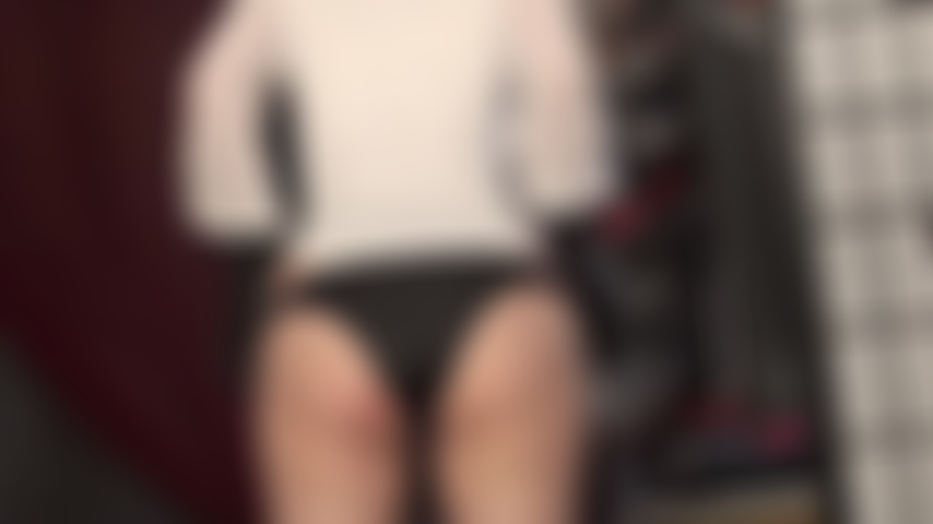 ¡Bragas, bragas, bragas! Eres una sumisa amante de las bragas que no se cansa de ver a su ama probándose ropa interior de seda.