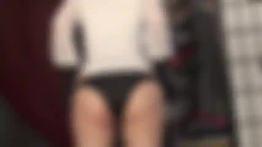 ¡Bragas, bragas, bragas! Eres una sumisa amante de las bragas que no se cansa de ver a su ama probándose ropa interior de seda.