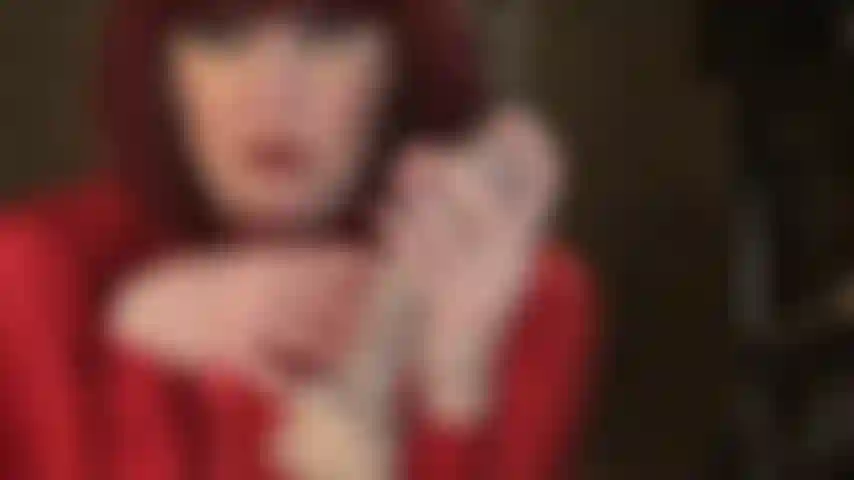 Mano desnuda y resbaladiza húmeda con juego de saliva en un consolador blanco sin circuncidar.