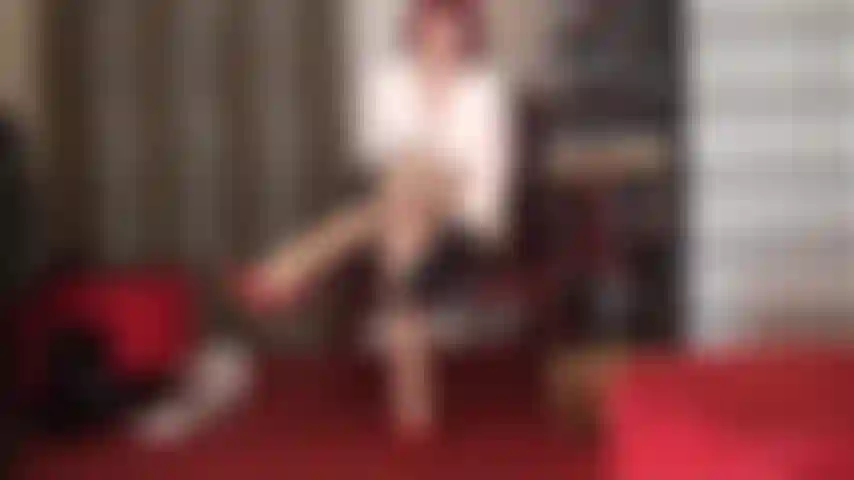 Medias brillantes, piernas cruzadas, sexy colgando y pies provocados.