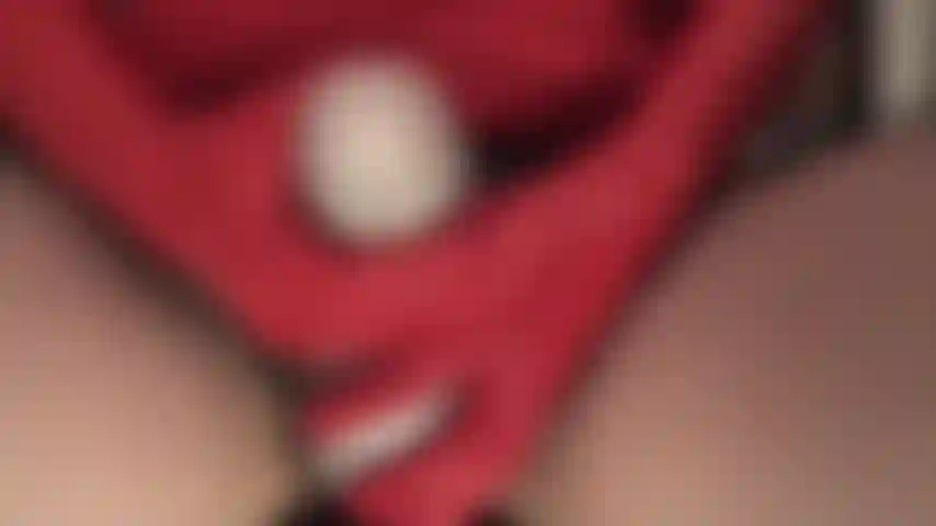 Mientras te arrodillas frente a la señora vivian, ella masturba su gran polla blanca y se corre en tu boca abierta de puta. Eres una zorra hambrienta de semen.