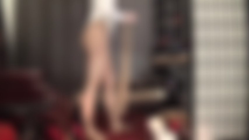 4 Capas de las medias color canela más brillantes, minifalda de látex verde menta y guantes de goma blancos para un increíble atuendo fetichista brillante.