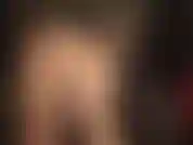 Mi ama se pavonea con su enorme polla, meneándola en tu cara, balanceándola, acariciándola mientras te provoca con su trasero, sus brillantes piernas de nailon y su sensual escote. Te encanta mi enorme y superior polla blanca.