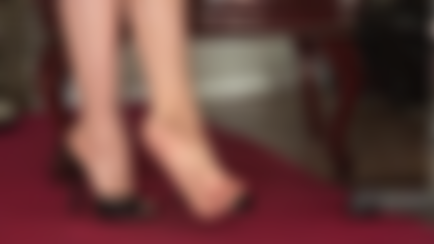 Adoro mis fantásticos arcos altos en mules de cuero y medias brillantes. Mientras me pongo de puntillas, apuntándote con mis suaves suelas de nailon, meneo los dedos mostrando mis pies perfectos, sé que te tengo palpitando.