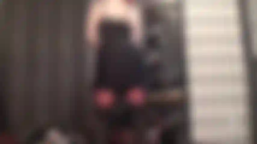 Cuantas más correas, más semen: el culo en pantimedias de la amante, el liguero de 12 correas y las medias teñidas de rojo te tienen al borde, desesperada por correrte.