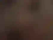 Vista de primer plano de los dedos de nailon sexys de la amante en pantimedias grises brillantes.