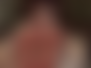 Pies, piernas y trasero descalzos. Mi ama se quita las medias para mostrarte sus increíbles pies desnudos. No puedes resistirte a mis sensuales dedos, plantas, arcos, piernas y traseros...