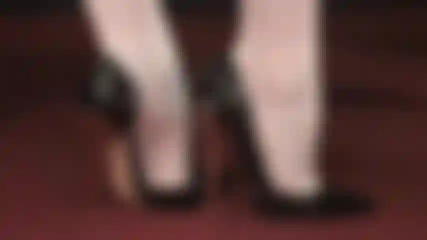 Seducción de stiletto: disfruta de esta vista de cerca de hermosos tacones y arcos altos.