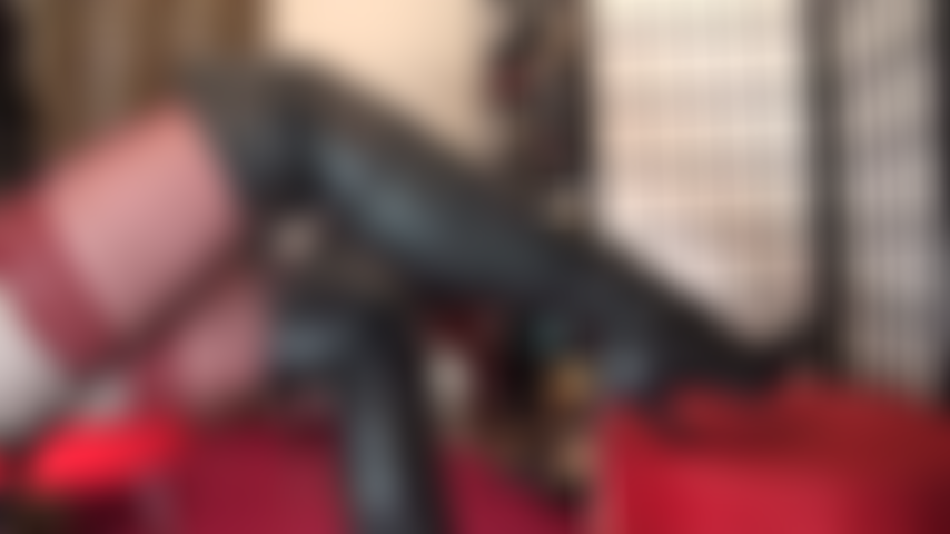 Fetichista de botas y guantes de cuero.