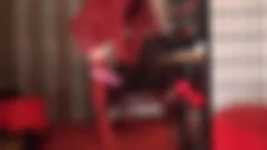 Cuero caliente, botas, bragas de satén y upskirt provocativo.