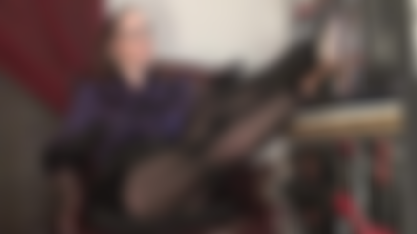 Tu sexy jefa, vestida de satén morado, te espera en su oficina de inmediato, con las piernas sobre el escritorio. Llevas la semana pasada mirándome las piernas y los pies a diario. Ese bulto es una vergüenza para mi oficina. Aquí tienes tu castigo.