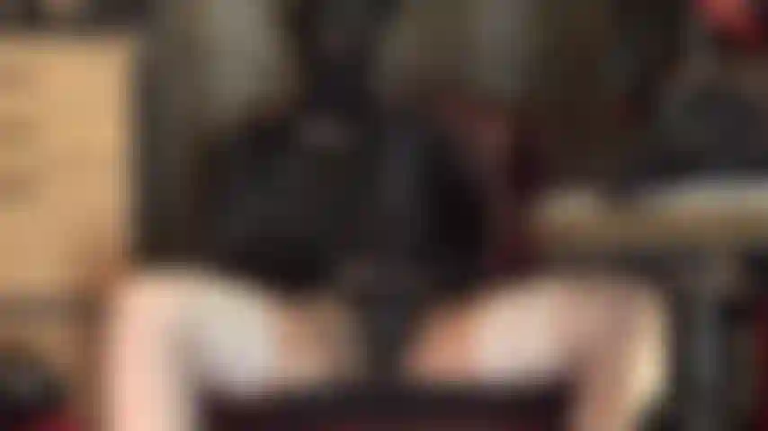 Masturbándote con tu ama encapuchada, acariciando mi enorme consolador negro con una máscara de licra que deja los ojos abiertos y medias brillantes. Sigue mis instrucciones y exprime tu semen.