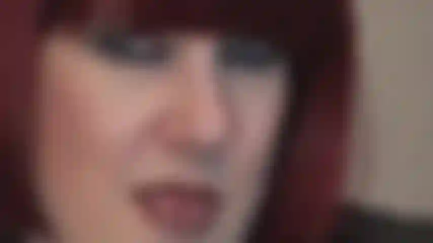 ¿Qué harías por esos hipnóticos ojos azules y esos labios pintados con lápiz labial brillante...?