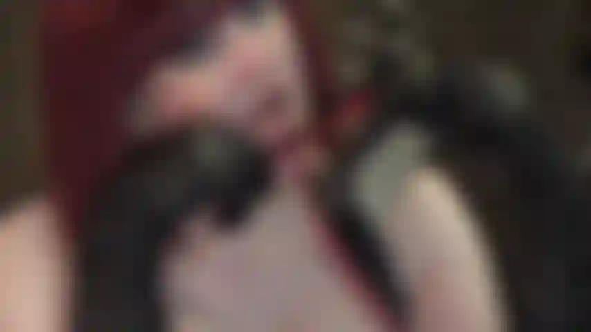 Adoradora de tacones altos, mi amante sabe cuánto deseas oler y saborear sus gastados tacones de aguja, inhalando su embriagador aroma a pies mientras te tocas...