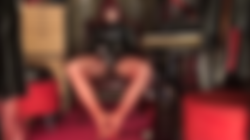 Loca por los pies y las pollas. Folla los pies de tu ama mientras le chupas dos pollas hasta dejarlas secas.