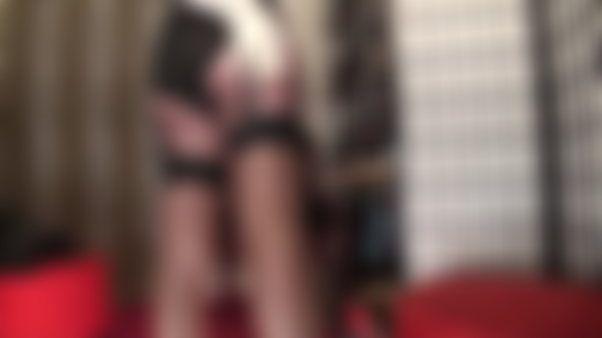 Dominación con strap-on y fetichismo de pies con lencería sexy de encaje, guantes de satén, medias y ligueros brillantes. Chúpame la polla y venera mis maravillosos pies de nailon.