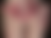 Bragas de satén rojo y medias blancas brillantes.