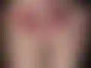 Bragas de satén rojo y medias blancas brillantes.