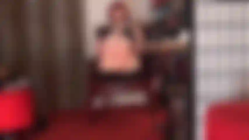 Perdedora de pies. Nada te excita más que el sabor y el olor de pies descalzos y sudorosos. Pies apestosos que te asfixian la cara mientras te pajeas, deseando que pudieras mordisquear ese queso de pies y chupar los dedos.