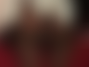 Huelo los pies sudorosos de las medias de mi amante que salen directamente de sus botas de cuero.