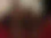 Huelo los pies sudorosos de las medias de mi amante que salen directamente de sus botas de cuero.