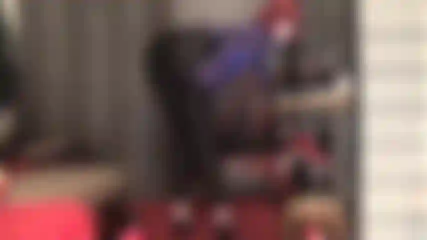 Adoro los leggings de licra y las blusas de satén. A mi ama le encanta todo lo ajustado y brillante. Estos pantalones hacen que mi trasero y mis piernas se vean increíbles. ¡Cómo te encantaría sentir estas telas suaves y sedosas!