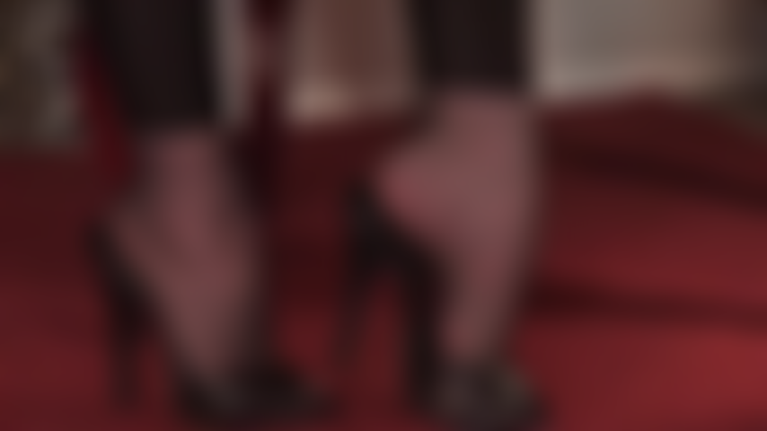 Adoradora de pies en pantimedias y tacones altos: mi amante conoce tu debilidad por sus arcos sexys en mules de tacón alto, acercándote extremadamente a sus hermosos pies.