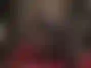 Llevo puestas medias de látex negras y rojas y guantes hasta los hombros, así como zapatos de tacón peeptoe brillantes.