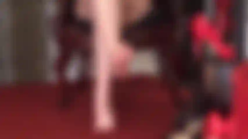 Plantas de los pies húmedas y brillantes que hacen cosquillas: la amante vivian se burla del amante de los pies con plantas suaves y húmedas, dedos separados y dedos que hacen cosquillas.