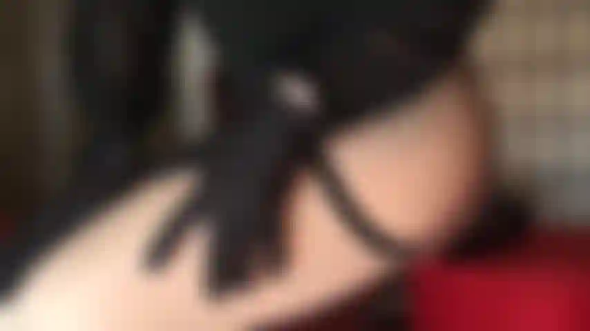 Las más lindas medias con costura de marfil y ligas sobre medias.