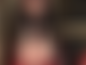 Fetichista de pies descalzos: la amante aceita sus hermosos pies descalzos y los acaricia lentamente con lindos dedos y suaves plantas arrugadas.