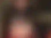 Fetichista de pies descalzos: la amante aceita sus hermosos pies descalzos y los acaricia lentamente con lindos dedos y suaves plantas arrugadas.