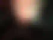 Tentadora de látex: tu diosa se ve tan bien en una goma negra brillante y ajustada, provocando con su culo y sus dedos de látex.