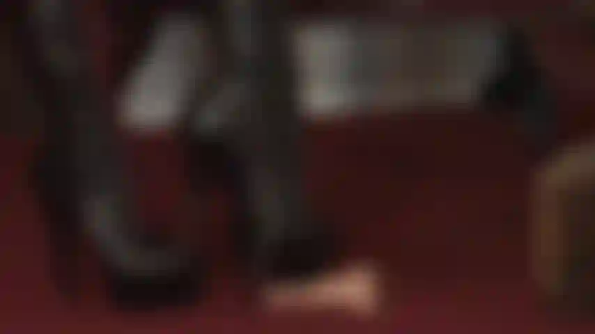 Pisoteadora de botas: tu inútil polla de esclava recibe el castigo que se merece al ser pisoteada con las botas de cuero de la ama y golpeada con su látigo y varios pares de tacones altos.