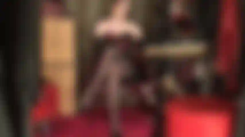 Guantes de cuero, corsé y medias de nailon: la amante te tiene débil y palpitante por sus piernas cruzadas enfundadas en pantimedias mientras las acaricia suavemente con suaves guantes de cuero.